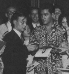 Elvis Presley - Signing