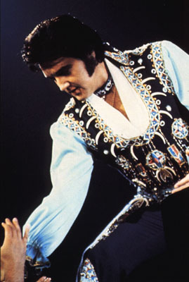 Elvis Presley - am Bühnenrand