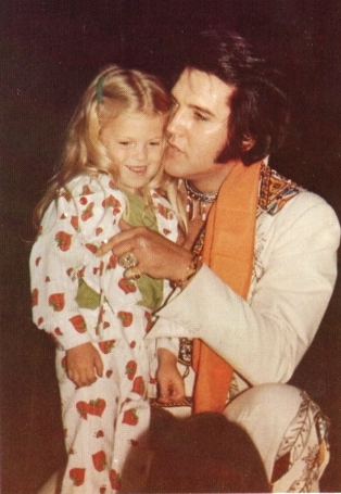 Elvis Presley - mit Kind/Mädchen
